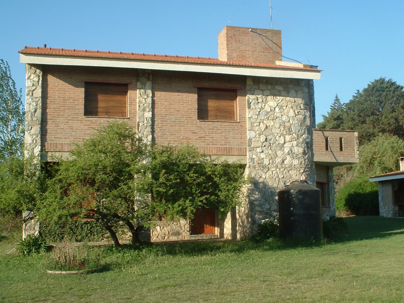 VENDE CASA DE 3 DORMITORIOS A 2 CUADRAS DEL LAGO – VILLA CIUDAD DE AMERICA – CORDOBA